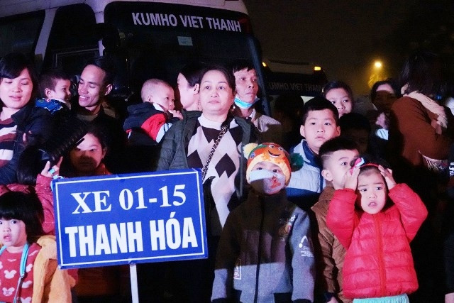 Các gia đình công nhân lao động xếp hàng chuẩn bị khởi hành về quê ăn Tết trên các chuyến xe ô-tô miễn phí do LĐLĐ TP Hà Nội tổ chức.