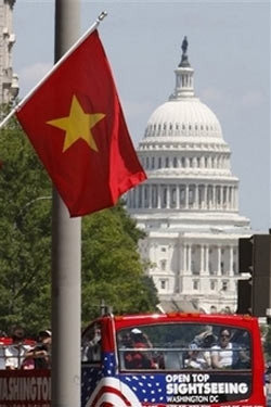 Cờ Việt Nam bay phấp phới phía trước một khách sạn gần trụ sở Quốc hội Mỹ, nhân dịp Chủ tịch nước Nguyễn Minh Triết đ