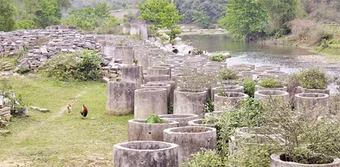 Cống kỹ thuật và tấm bê-tông xây dựng kè chống xói lở cánh đồng Nam Cường trị giá hàng tỷ đồng nằm ngổn ngang, lãng phí bên bờ suối.