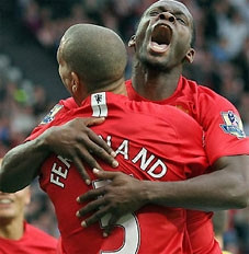 Louis Saha vừa trở lại sau chấn thương đã ghi bàn quan trọng giúp Manchester United giành chiến thắng.