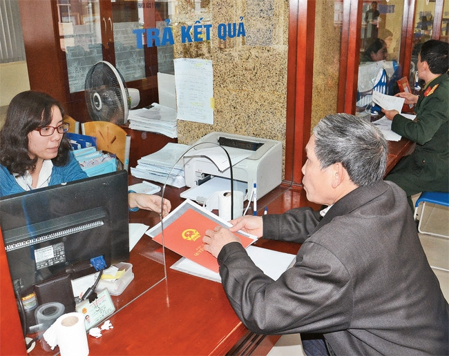 Giải quyết thủ tục hành chính cho người dân tại quận Nam Từ Liêm (Hà Nội). Ảnh: DUY LINH