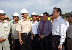 Thủ tướng kiểm tra tiến độ thi công<br>xây dựng Nhà máy thuỷ điện Sông Ba.
