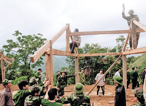 Cán bộ, chiến sĩ Biên phòng Lai Châu dựng nhà cho dân.