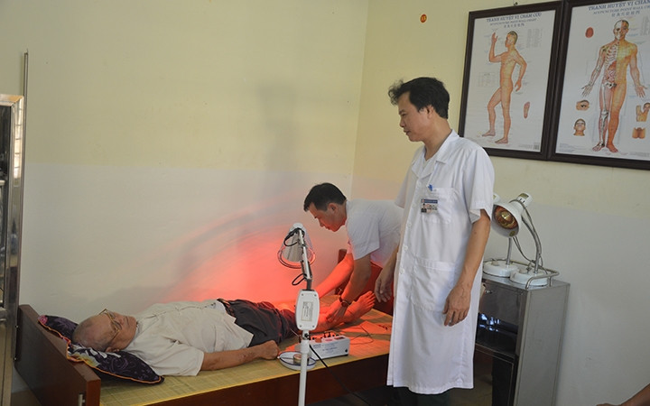 Bác sĩ Bệnh xá Quân dân y Lữ đoàn 454 (Quân khu 3) chăm sóc người bệnh.