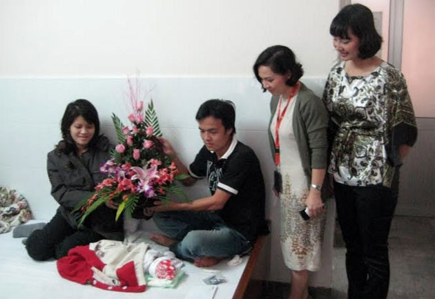 Đại diện Jetstar Pacific thăm và tặng hoa cho chị Nguyễn Thị Lập sinh bé trai trên máy bay năm 2011. (Ảnh minh họa)