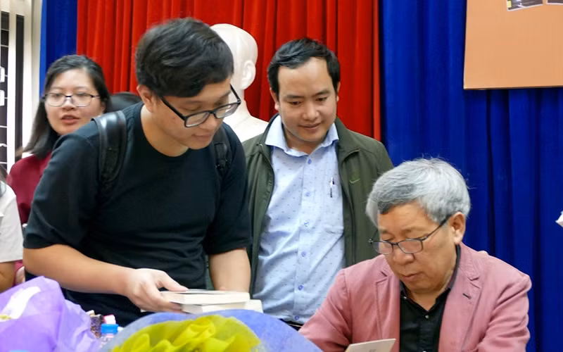 Nhà văn Diêm Liên Khoa (bên phải) trong buổi giao lưu với độc giả Việt Nam.