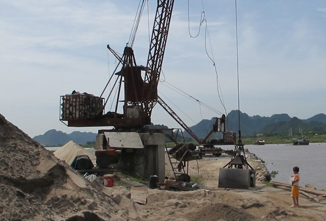 Bãi tập kết kinh doanh cát xây dựng lấn chiếm dòng chảy sông Hoàng Long.
