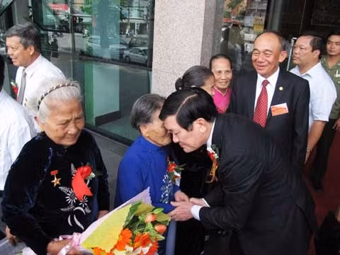 Chủ tịch nước lắng nghe Mẹ Việt Nam Anh hùng.