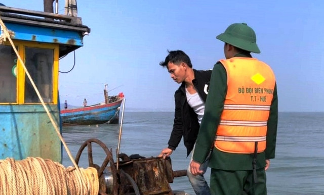 Tàu TTH 95138TS đã được các tàu ngư dân lai dắt vào khu vực an toàn.