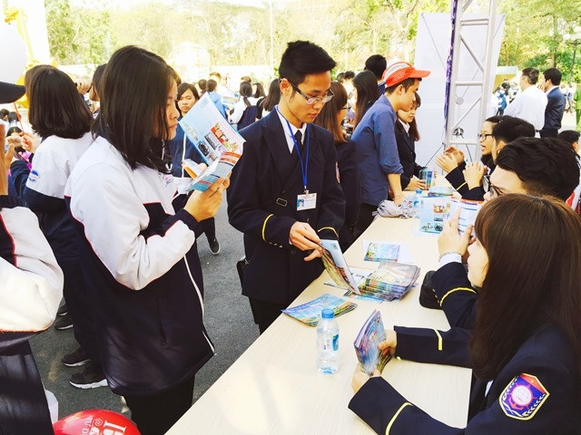 Sáng 19-2, khoảng 7.000 học sinh lớp 11 và lớp 12 tại Hải Phòng được tư vấn tuyển sinh, hướng nghiệp 2017