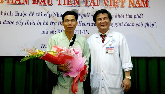 GS.TS Bùi Đức Phú tặng hoa cho bệnh nhân Hoàng Quốc Biên trong ngày ra viện.