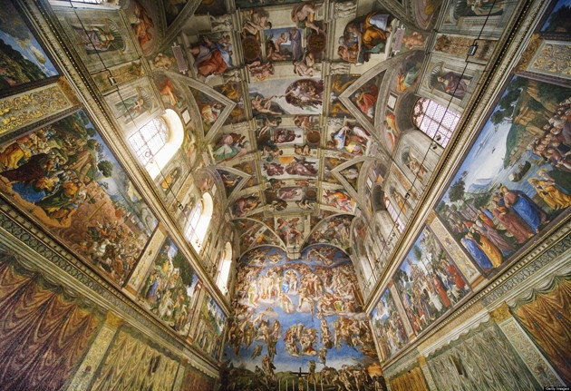 Những bức tranh trên trần và tường nhà nguyện Sistine của danh họa Michelangelo.