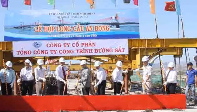  Lãnh đạo tỉnh Ninh Thuận và nhà thầu tại Lễ hợp long cầu An Đông.