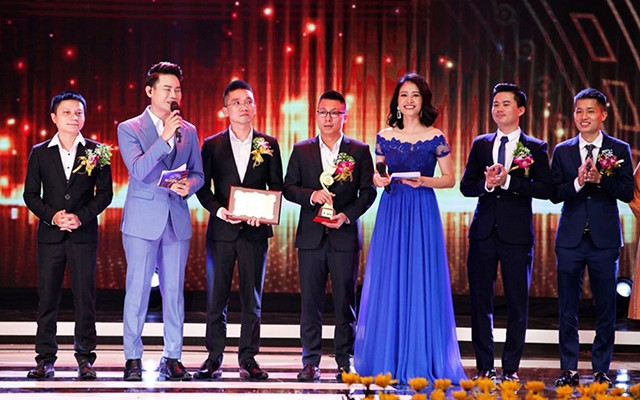 Nhóm tác giả Công ty cổ phần dịch vụ và giải pháp xử lý dữ liệu Vbee nhận giải nhì lĩnh vực công nghệ thông tin tại giải thưởng Nhân tài đất Việt 2018. Ảnh: MINH SƠN