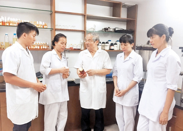 TS Lê Văn Tri (đứng giữa) trao đổi với các cộng sự.