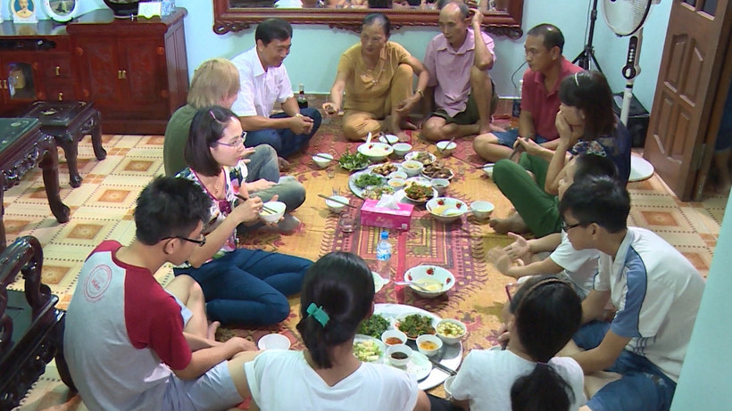 Khoảnh khắc gia đình sum họp đông đủ bên bữa cơm ấm cúng.