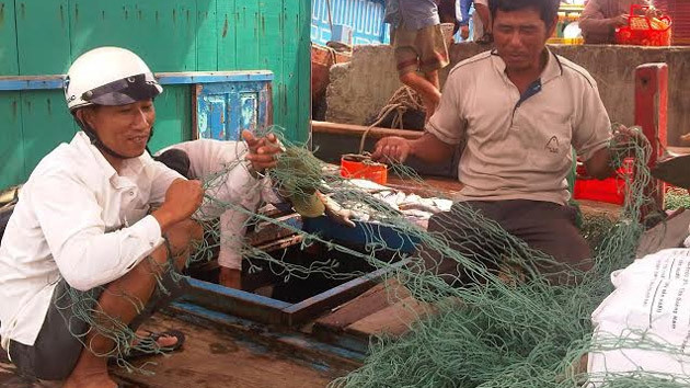 Ông Bùi Đình Tấn, ở khu phố 5, thị trấn Cửa Việt, huyện Gio Linh (Quảng Trị) kiểm tra lưới chuẩn bị ra khơi.