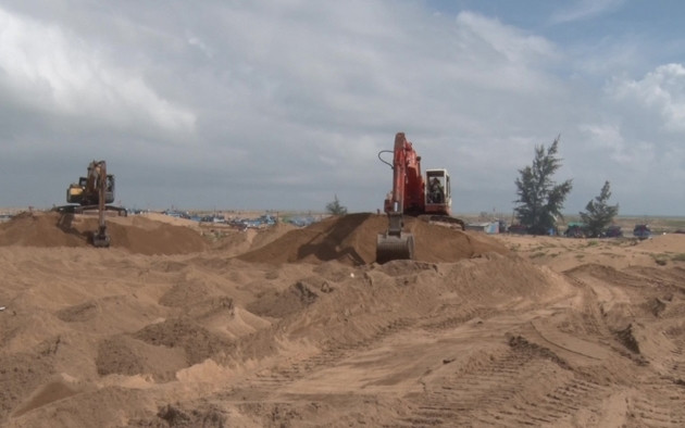 San ủi mặt bằng thi công xây dựng Cơ sở đóng mới, sửa chữa tàu thuyền của Doanh nghiệp Tư nhân Vận tải thương mại Hùng Thi.