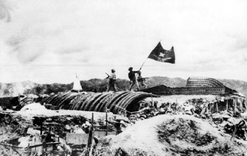 Sau 56 ngày đêm liên tục chiến đấu, ngày 7-5-1954 lá cờ Quyết chiến Quyết thắng của QĐND Việt Nam tung bay trên nóc hầm tướng Đờ Catxtơri. Chiến dịch Điện Biên Phủ đã toàn thắn
