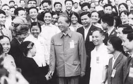 Đồng chí Lê Duẩn gặp các đại biểu tại
Đại hội Đảng lần thứ V.