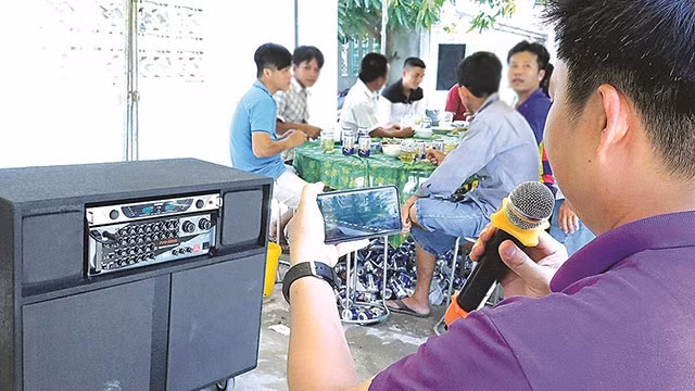 Nhiều người dùng loa “kẹo kéo” kinh doanh dạo gây ra sự ồn ào trên đường phố. 