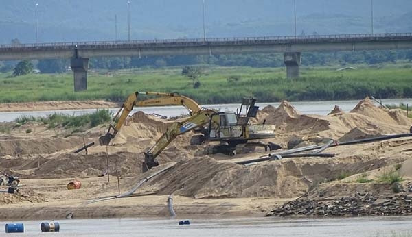 Khai thác ồ ạt trên sông Ba cát sát chân cầu Đà Rằng mới. 