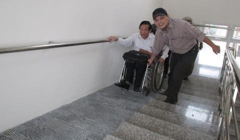 NKT không thể “tự đi” bằng chính lối đi dành riêng cho họ! (Lối lên hội trường trụ sở Hội NKT huyện Thanh Trì, Hà Nội).