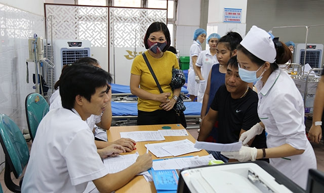 Y, bác sĩ luôn phải duy trì tinh thần, thái độ phục vụ, giải thích chu đáo, tận tình cho người nhà và bệnh nhân.