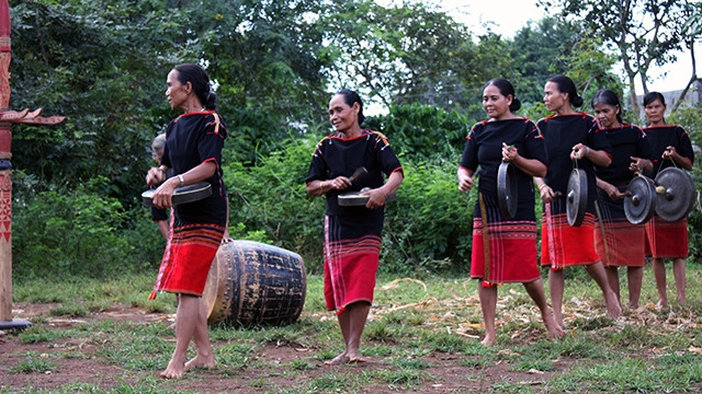 Một buổi luyện tập của đội chiêng nữ dân tộc Ê Ðê Bih ở Buôn Trấp, thị trấn Buôn Trấp, huyện Krông Ana.