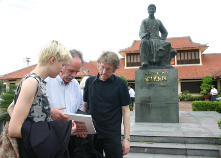 Du khách quốc tế tham quan tượng Đại thi hào Nguyễn Du (huyện Nghi Xuân, Hà Tĩnh).