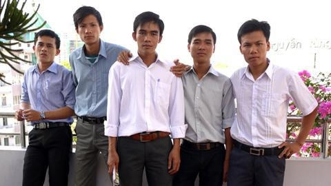 Năm trong số nhiều công chức ra Trường Sa công tác.