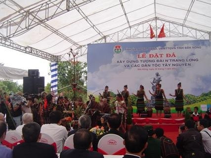 Nghi lễ truyền thống của dân tộc M’nông trong lễ khởi công xây dựng tượng đài Anh hùng N’Trang Lơng và các dân tộc Tây N