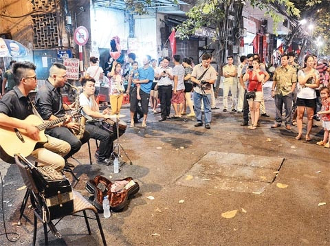 Biểu diễn âm nhạc đường phố tại tuyến phố đi bộ Hàng Buồm. Ảnh: THU HÀ