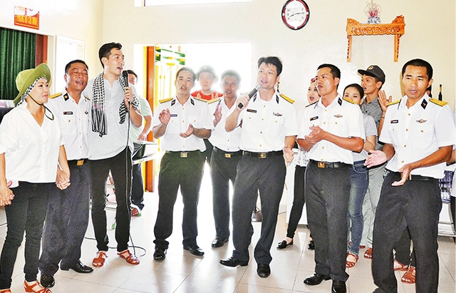 Ðại biểu, ca sĩ đoàn công tác số 4 hát cùng các chiến sĩ nhà giàn DK1/20.