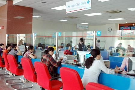 Khách hàng giao dịch tại chi nhánh Ngân hàng VietinBank.