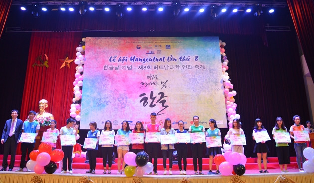 Đại sứ Hàn Quốc Lee Hyuk trao học bổng cho các sinh viên. 