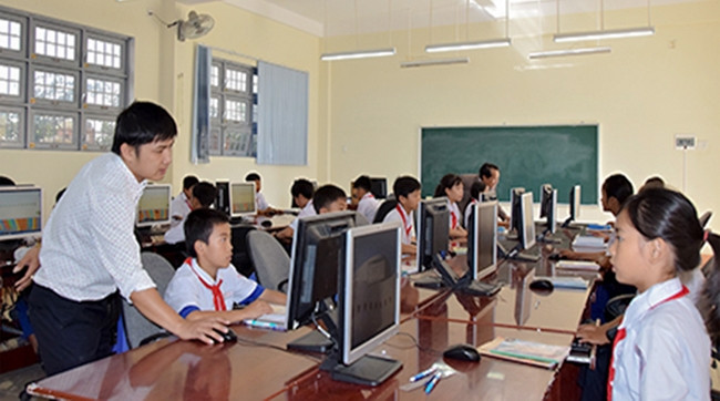 Trường Tiểu học - THCS Trường Sa (phường Trường Chinh, TP Kon Tum) được thành lập trên cơ sở sáp nhập hai trường, với hơn 600 học sinh. Trong ảnh: Giờ học Tin học của học sinh Trường Tiểu học - THCS T