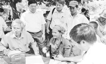 Các bác sĩ thăm khám cho những người mắc hội chứng viêm da dày sừng bàn tay, bàn chân tại Trạm y tế xã Ba Ðiền (Ba Tơ, Q