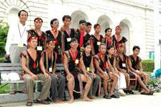 Đoàn nghệ nhân Kon Tum tại Mỹ.