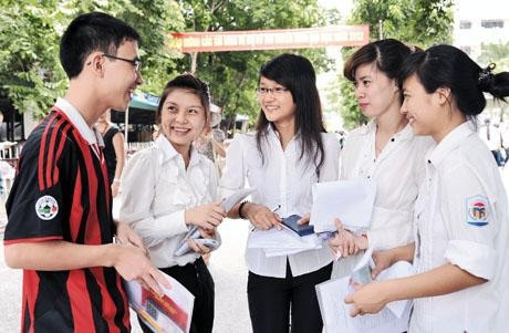 Các thí sinh trao đổi bài sau giờ thi tại Hội đồng thi Trường đại học Ngoại thương (Hà Nội). Ảnh: TRẦN HẢI