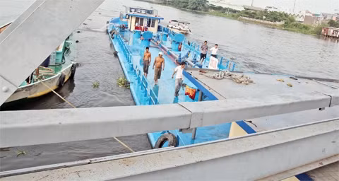 Một vụ tai nạn tại cầu Bình Lợi (cũ) do độ tĩnh không cầu quá thấp.