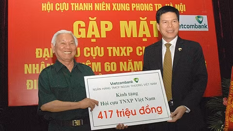 Phó TGĐ Vietcombank Phạm Mạnh Thắng (bên phải) trao tặng tiền cho đại diện T.Ư Hội cựu TNXP. Việt Nam.