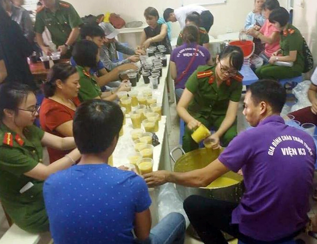 Chiến sĩ trẻ Đoàn cơ sở Cục Cảnh sát môi trường phát các suất ăn miễn phí cho người bệnh.