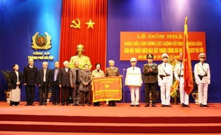 Đại tướng Trần Đại Quang, Ủy viên Bộ Chính trị, Bí thư Đảng ủy Công an nhân dân, Bộ trưởng Bộ Công an (thứ 4, từ phải sa