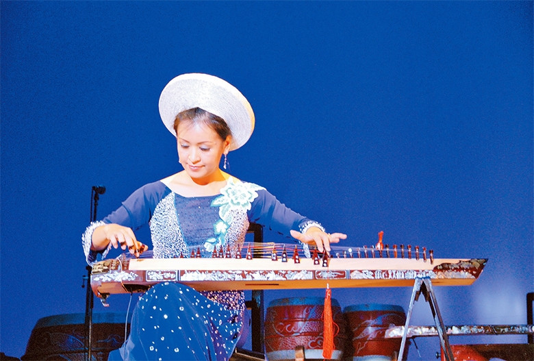 Tình yêu đất nước qua tiếng đàn quê hương