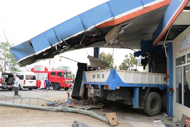 Cây xăng bị xe tải lao vào hỏng toàn bộ.