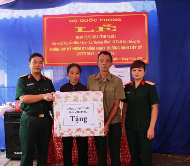 Đại diện Bộ Chỉ huy Quân sự tỉnh Vĩnh Phúc trao quà tặng vợ chồng thương binh Nguyễn Hữu Chúc (thôn Cẩm Bình, xã Tân Lập, huyện Sông Lô).