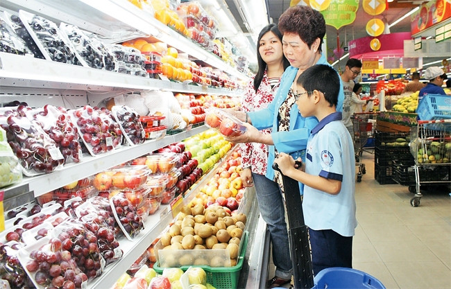 Người tiêu dùng chọn mua trái cây tại Siêu thị Co.op Mart.