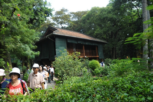 Khu vực nhà sàn Bác Hồ thu hút đông đảo khách tham quan.