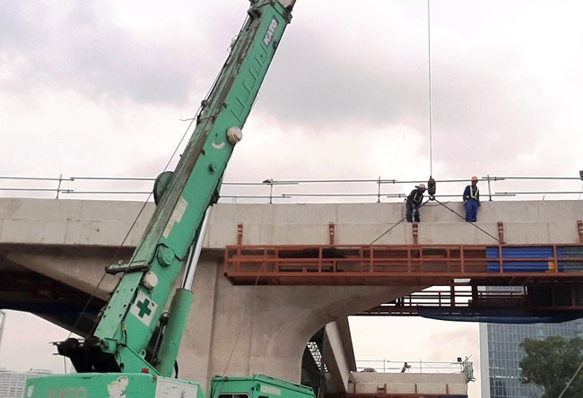 Các đơn vị nhà thầu huy động phương tiện, nhân lực thi công cầu cạn Mai Dịch - Nam Thăng Long, phấn đấu hoàn thành vào tháng 10-2020.